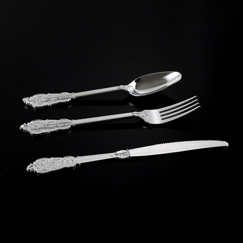 Does Glossy Metallic Plastic Royal Cutlery Look as Elegant as Real Silver in Wedding Photos
